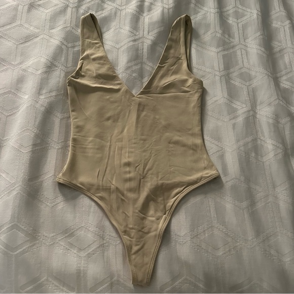 Contour v-neck Bodysuit | Babaton - Picture 3 of 5